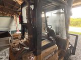 un chariot élévateur à fourche garé dans un garage