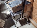 une table en métal sur laquelle se trouve une boîte, dans une pièce