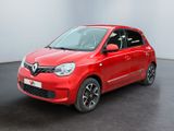la petite voiture rouge est garée dans une grande pièce