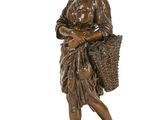 statue en bronze d'une femme portant un panier, posée sur un socle