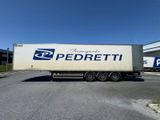 un camion semi-remorque garé sur le côté de la route
