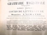 un vieux livre sur lequel figure une inscription quelconque