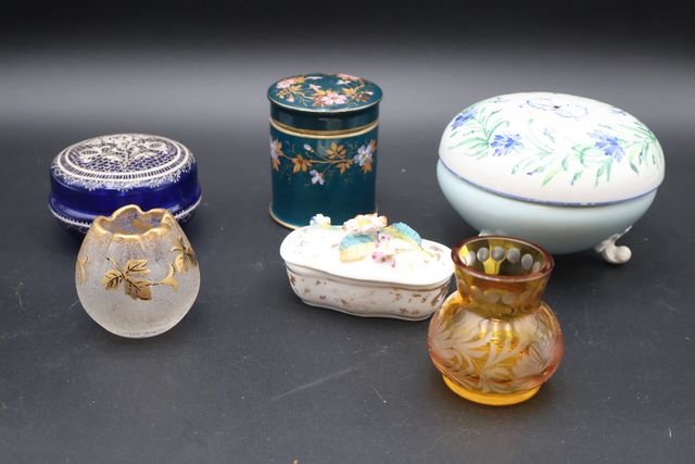 Boîte ronde en porcelaine sur 3 pieds, un pot vert à décor de fle...