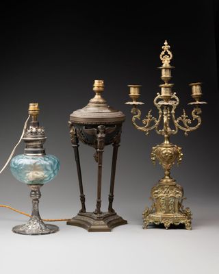 Plusieurs types de lampes anciennes sont exposés sur une table