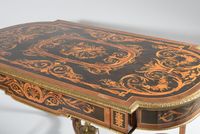Table de milieu en bois noirci et marqueterie de rinceaux, t… (photo 2)