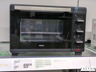 une photo d'un four grille-pain exposé dans un magasin
