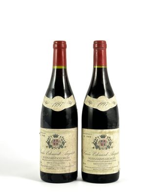 deux bouteilles de vin rouge posées l'une à côté de l'autre sur une surface blanche