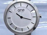 gros plan d'une montre-bracelet sur une table