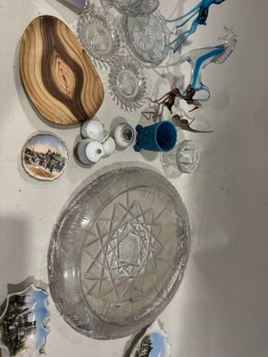 beaucoup d'objets en verre qui se trouvent sur la table