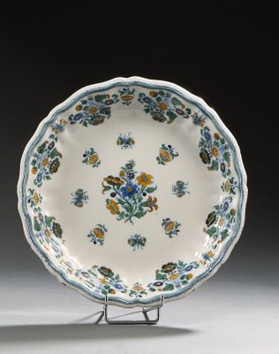 l'image d'une assiette bleue et blanche ornée de fleurs