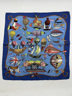 une image représentant une écharpe bleue sur laquelle figurent un bateau et d'autres motifs