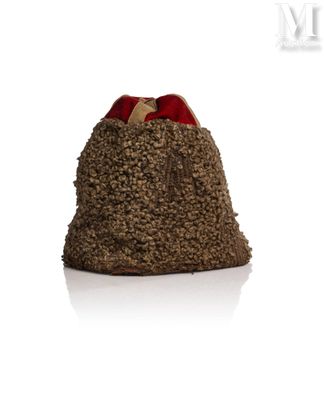 un sac en papier brun orné d'un nœud rouge