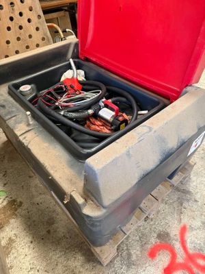 une boîte rouge contenant tout un tas de fils