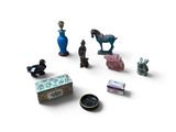 de nombreuses figurines miniatures posées sur une surface blanche