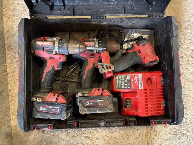 MILWAUKEE – Deux visseuses et 1 boulonneuse sur batterie de 2021....