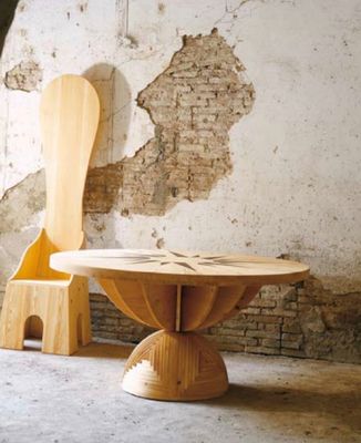 deux chaises et une table devant un mur de briques