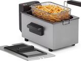 un gros plan d'une friteuse contenant des frites