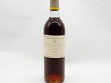 une bouteille de vin posée sur une table blanche