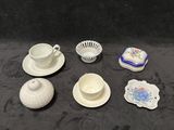 beaucoup de petits plats et de tasses posés sur une table