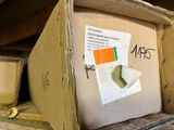 une boîte en carton contenant un bout de papier