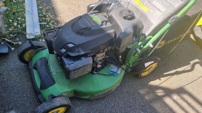 une tondeuse à gazon posée sur le bord de la route