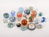 un tas de billes de verre posé sur une surface blanche