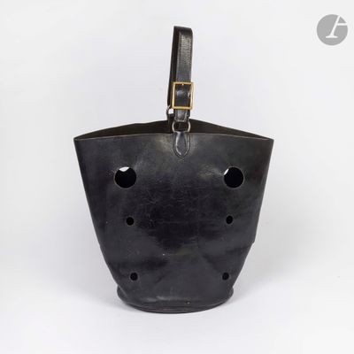sac seau en cuir noir ajouré, avec une anse dorée