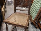 une chaise qui se trouve au milieu d'une pièce