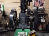 une machine qui se trouve dans un garage, à côté d'un panneau