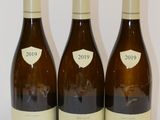 trois bouteilles de vin posées sur une table, l'une à côté de l'autre