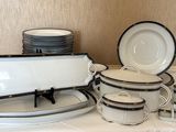 de nombreuses assiettes et casseroles posées sur une table recouverte d'une nappe blanche