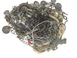 une pile de bijoux assortis sur une surface blanche