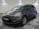 la voiture grise est garée dans le garage sur le sol en damier