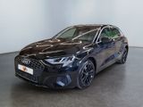 Une Audi Q4 noire est garée dans une grande pièce