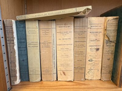 de nombreux livres anciens rangés sur une étagère d'une bibliothèque