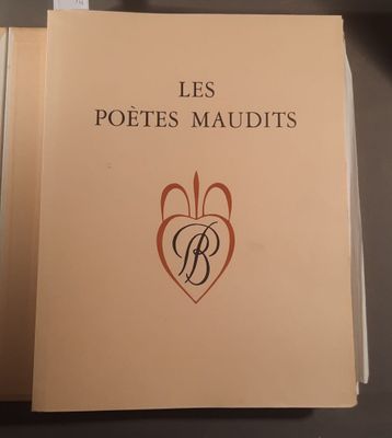 un livre sur lequel figure l'image d'un cœur
