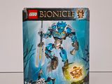 La boîte de Lego Bionicle est ouverte et prête à être utilisée pour jouer.