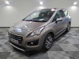 la petite voiture argentée est garée dans une grande pièce