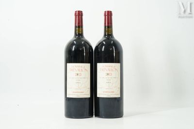 deux bouteilles de vin posées l'une à côté de l'autre sur une table