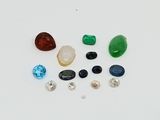 un ensemble de pierres de différentes couleurs posées sur une surface blanche