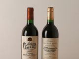 deux bouteilles de vin posées sur une table l'une à côté de l'autre