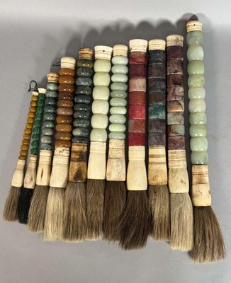 a bunch of different colored brushes sitting on top of each other
