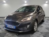 La nouvelle Ford Fiesta est garée dans le showroom.