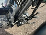 un gros plan sur le moteur et la roue avant d'une moto