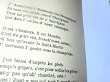 un gros plan d'un livre sur lequel figure l'image d'une horloge