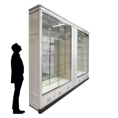 Paire de vitrines de magasin en bois laqué à portes coulissa…