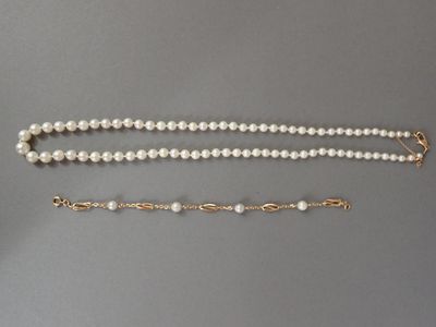 un gros plan d'un collier et d'un bracelet posés sur une table
