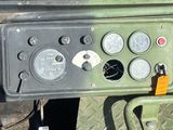 un gros plan du tableau de bord d'un véhicule militaire
