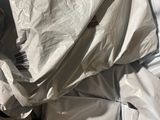une pile de draps blancs sur un lit dans une chambre