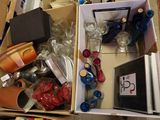 une boîte remplie d'objets posés sur le sol